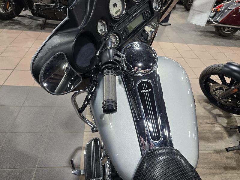 USED 2010 HARLEY STREET GLIDE Image 13