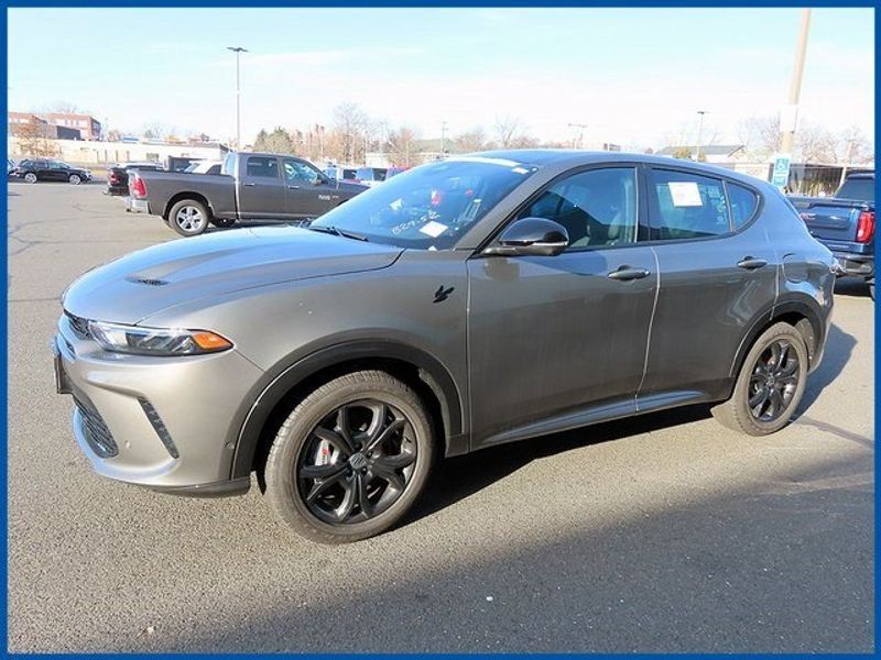 2024 Dodge Hornet R/T Plus in a Gray Cray exterior color and Blackinterior. Papas Jeep Ram In New Britain, CT 860-356-0523 papasjeepram.com 