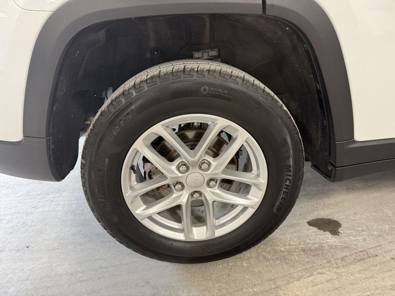 Used 2024 Jeep Grand Cherokee Laredo XImage 8