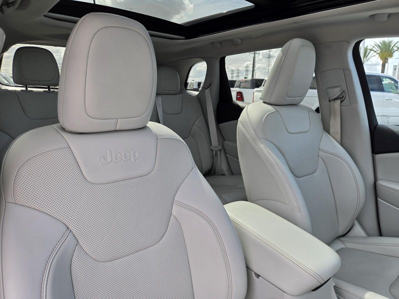 Used 2022 Jeep Cherokee Latitude Lux 4x4