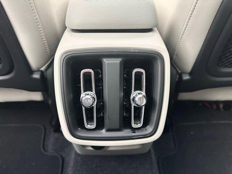 2024 Volvo XC40 Plus Bright Theme