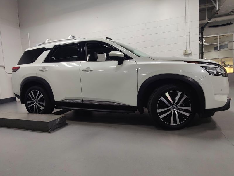 2023 Nissan Pathfinder Platinum V6 AWD BlackImage 3