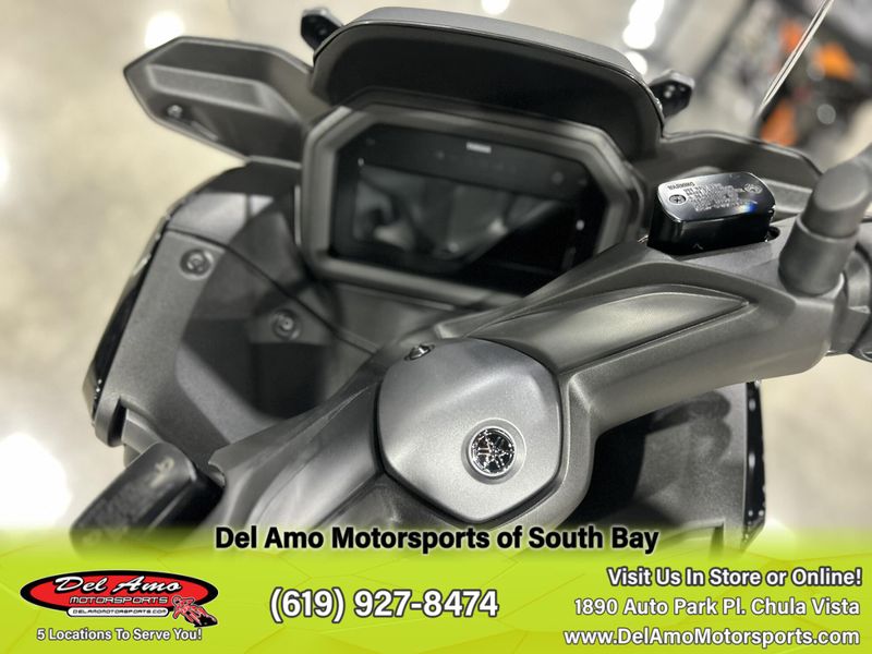 2025 Yamaha Xmax Image 9