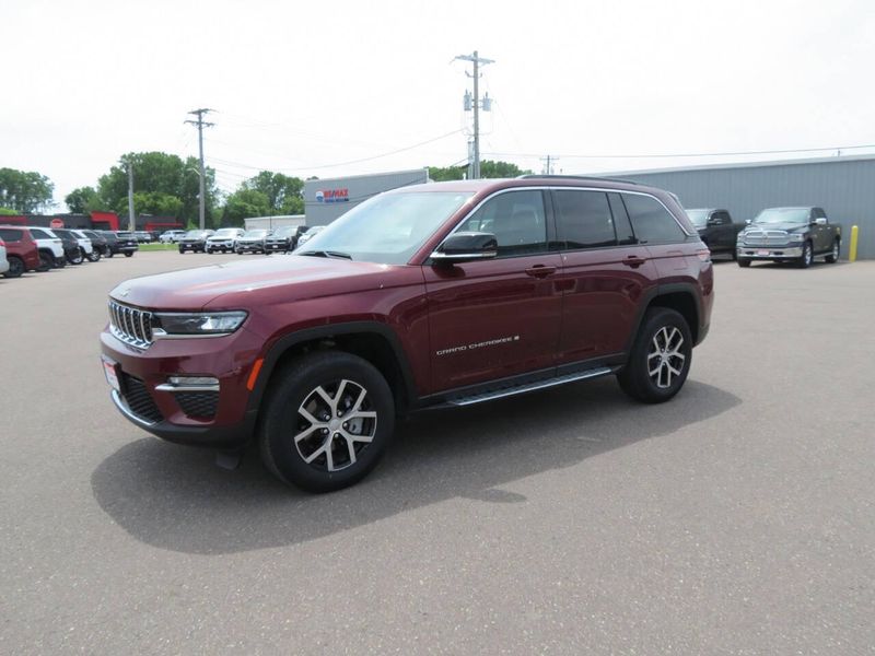 Used 2025 Jeep Grand Cherokee Limited 4x4 4dr SUVImage 4