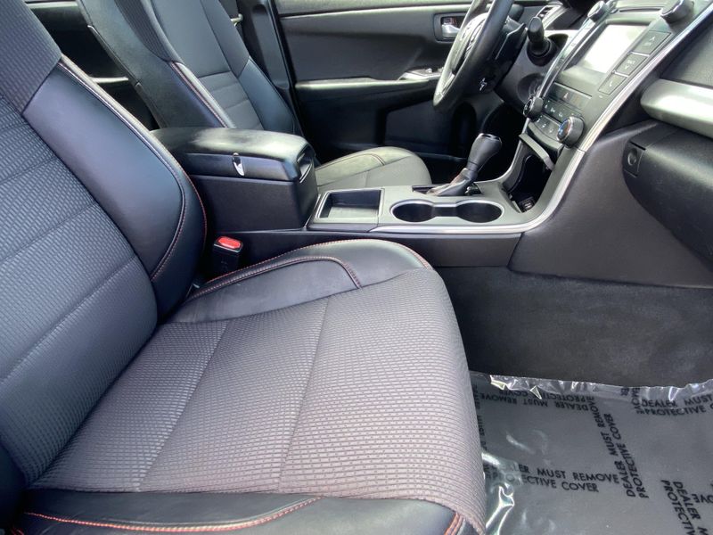 2016 Toyota Camry SEImage 12