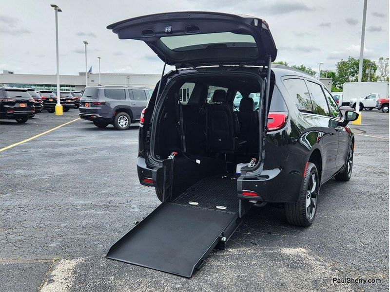 New 2026 Chrysler Pacifica Select