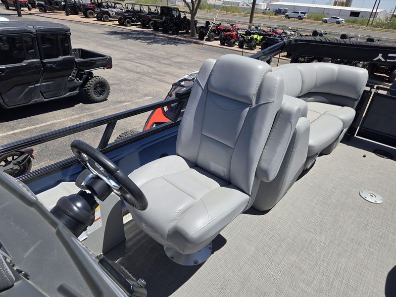 USED 2022 TRACKER REGENCY 230 DL3 Image 18