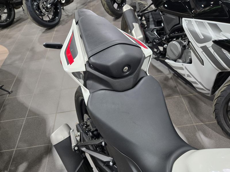 USED 2026 YAMAHA YZF-R3 ABS 70TH ANNIVERSARY EDITION Image 13