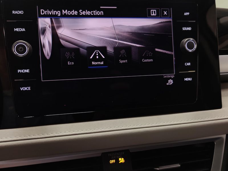 Used 2025 Volkswagen Taos SE AWD w/SunroofImage 21