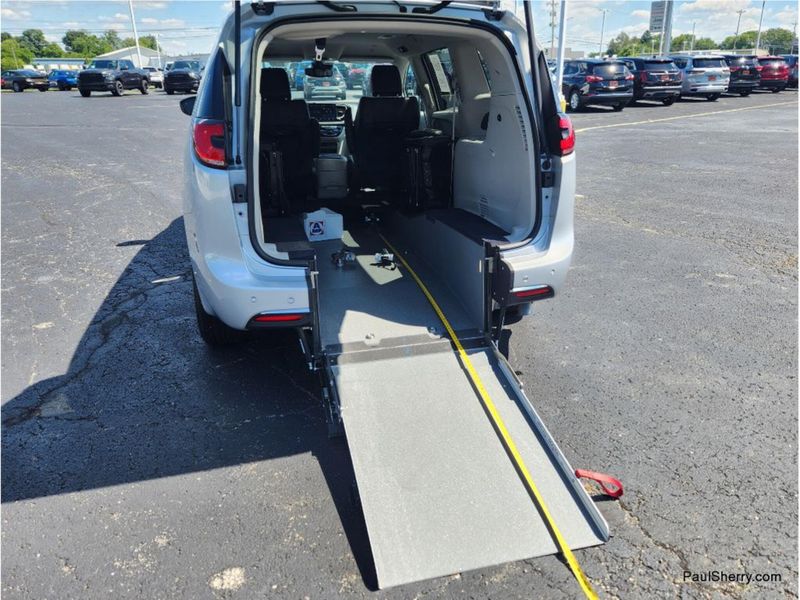 Used 2024 Chrysler Pacifica Touring L