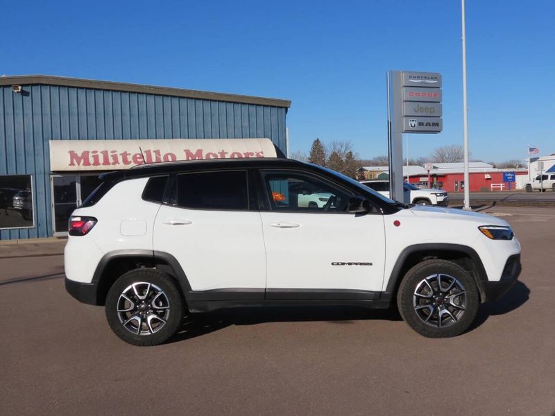Used 2025 Jeep Compass Trailhawk 4x4 4dr SUVImage 1