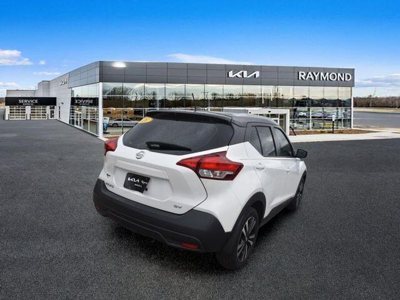 Used 2018 Nissan Kicks SVImage 3