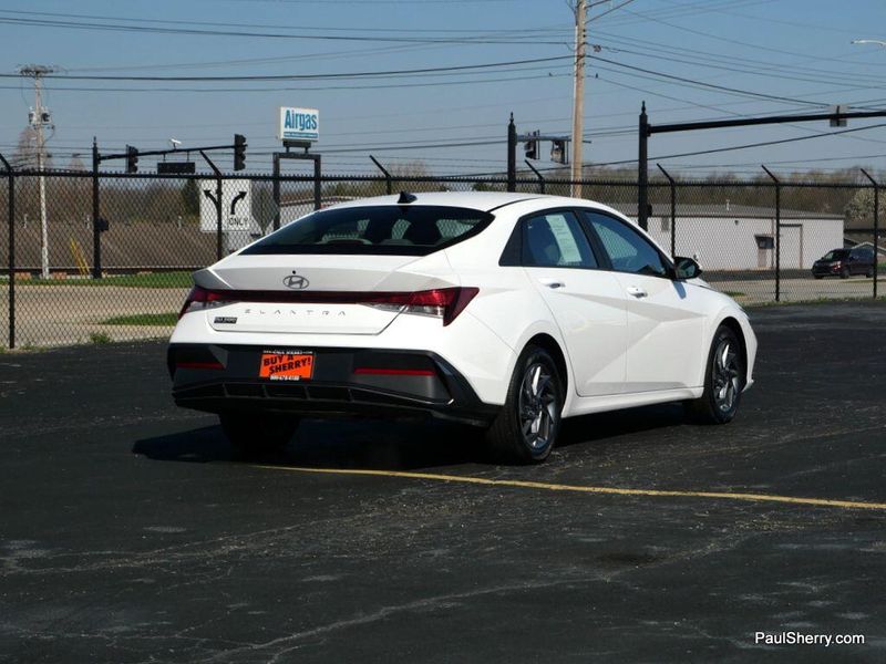 2024 Hyundai Elantra SELImage 11