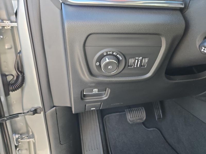 2025 Jeep Grand Cherokee Overland photo 10