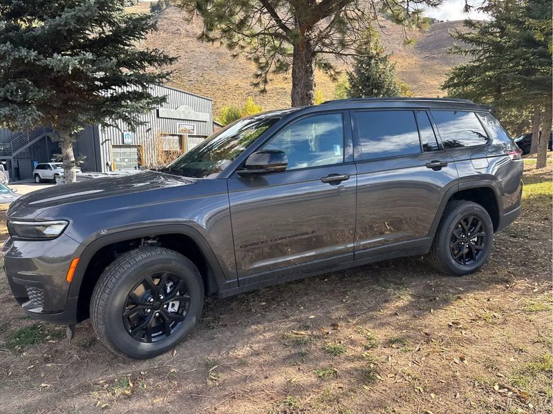 2025 Jeep Grand Cherokee Altitude photo 3