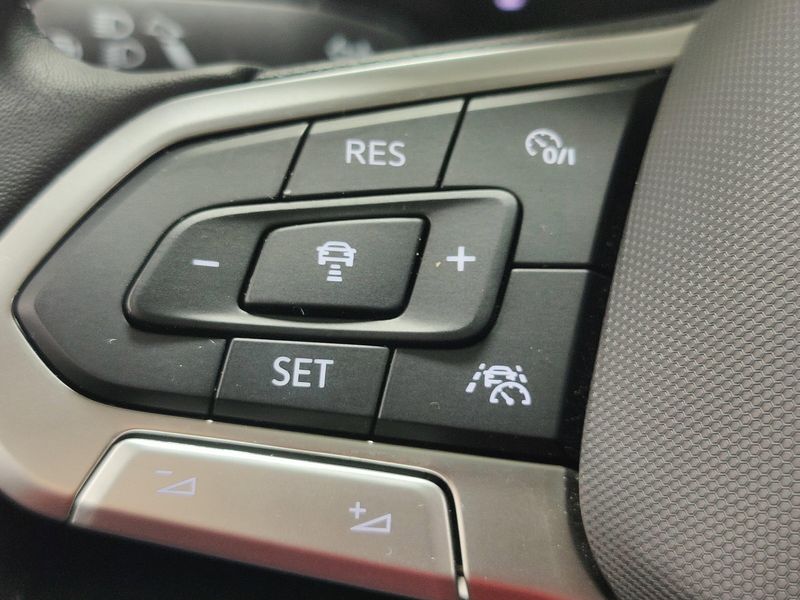 Used 2025 Volkswagen Jetta SE w/SunroofImage 25