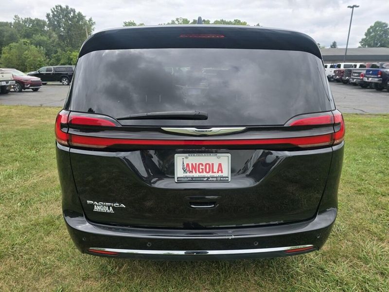 2023 Chrysler Pacifica Touring L photo 6