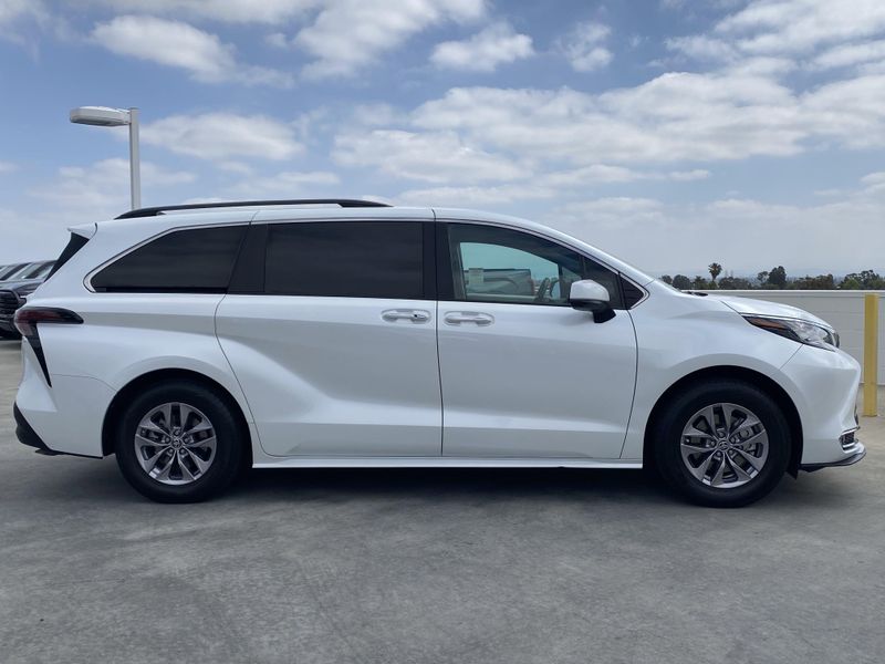 2023 Toyota Sienna XLEImage 3