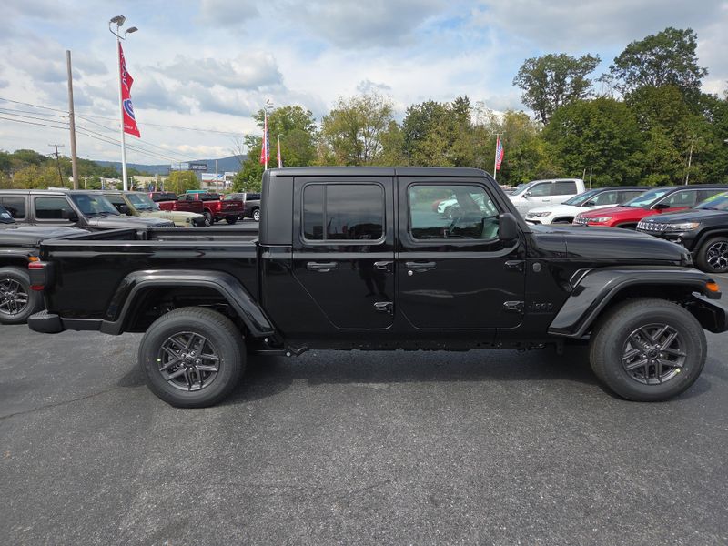 2025 Jeep Gladiator Sport S photo 2
