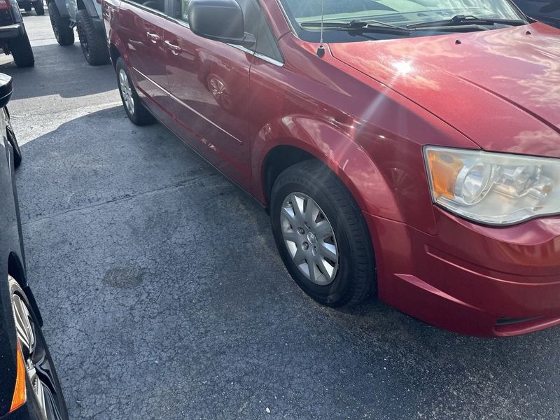 2010 Chrysler Town & Country LXImage 4