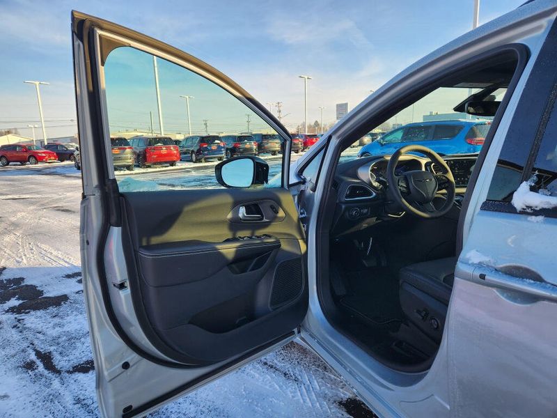 New 2026 Chrysler Pacifica Select