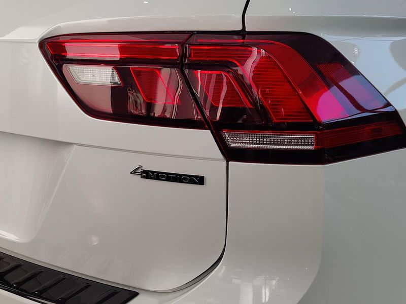 2024 Volkswagen Tiguan SE R-Line Black AWD w/SunroofImage 5