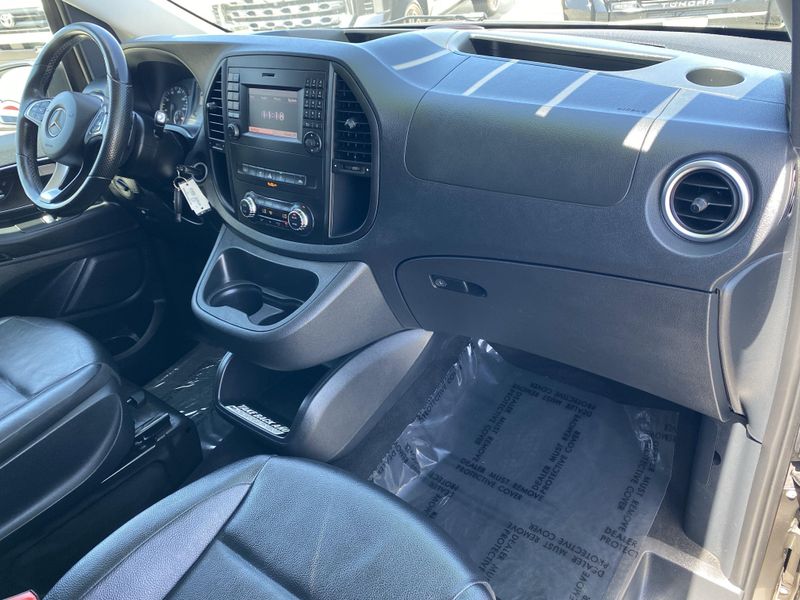 2017 Mercedes-Benz Metris Passenger Van PassengerImage 9