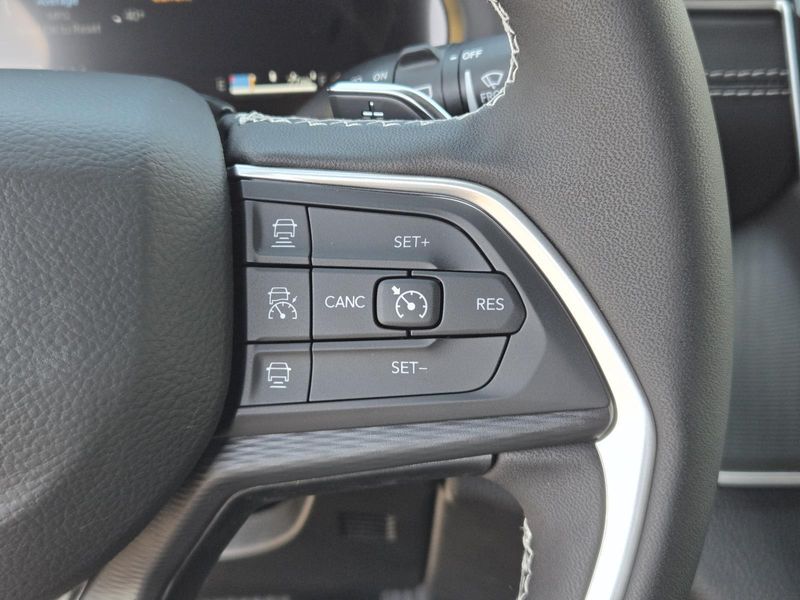 New 2026 Jeep Grand Cherokee Laredo X 4x2