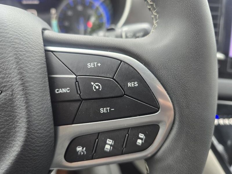 2023 Chrysler Pacifica Touring L photo 15