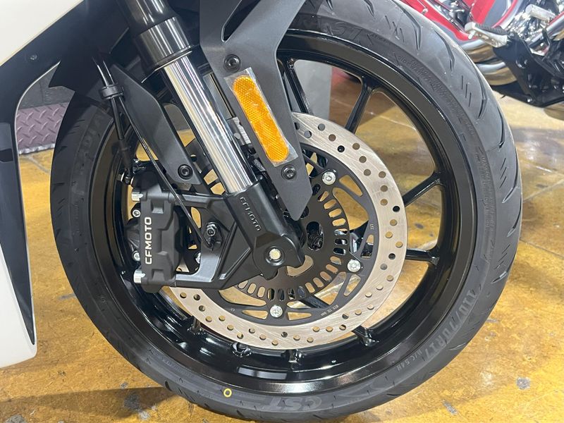 2025 CFMOTO 300SS Image 11
