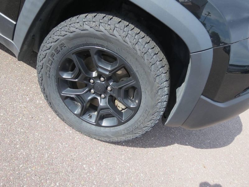 Used 2019 Jeep Cherokee Trailhawk 4x4 4dr SUVImage 6