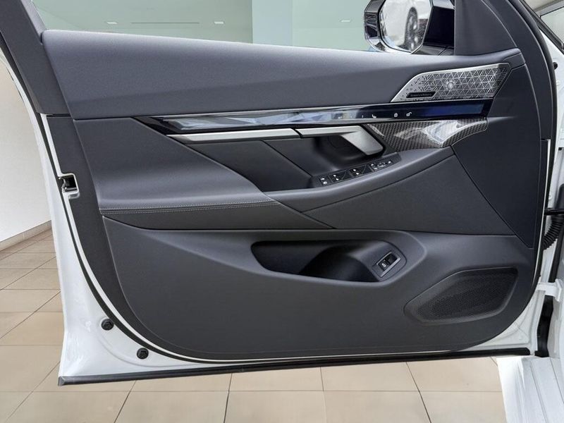 2025 BMW M5 BaseImage 17