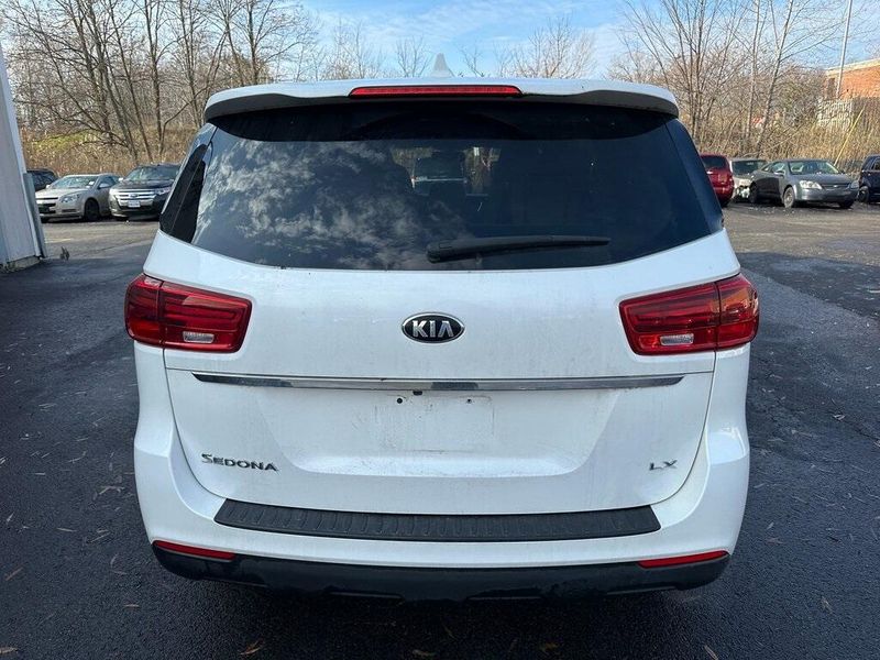 2020 Kia Sedona LXImage 12