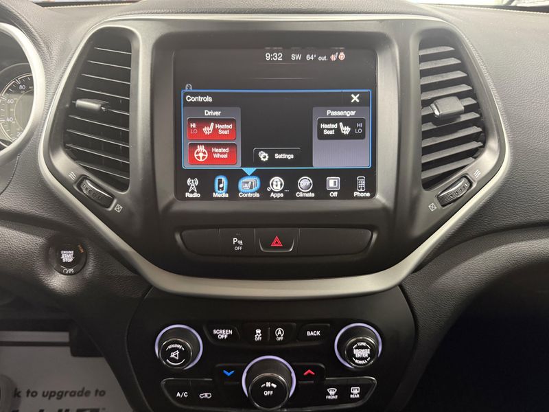 Used 2018 Jeep Cherokee Latitude PlusImage 34