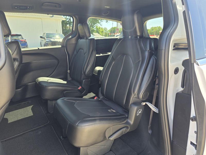 New 2025 Chrysler Pacifica SelectImage 12