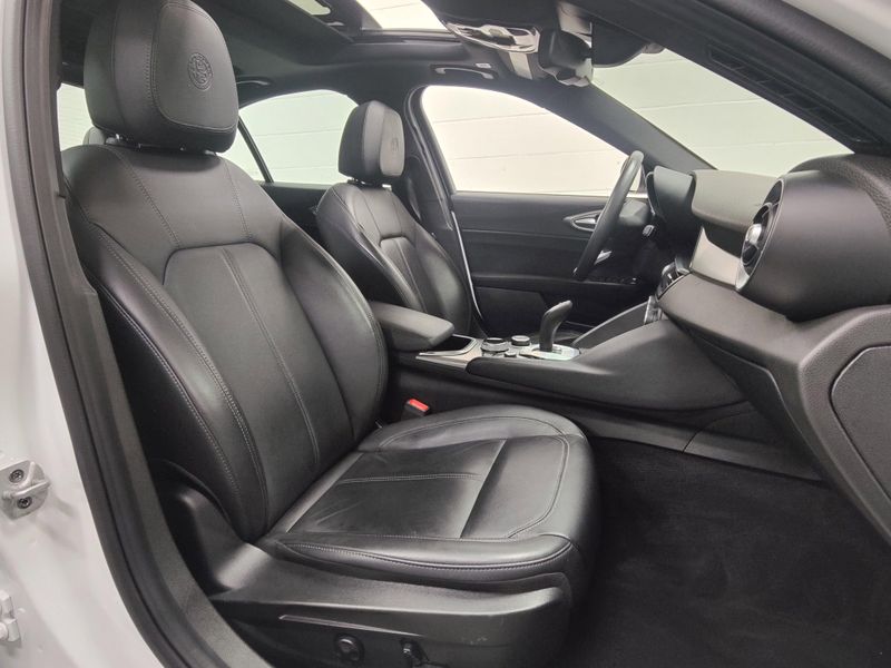 Used 2024 Alfa Romeo Giulia Ti AWD w/Sunroof/NavImage 4