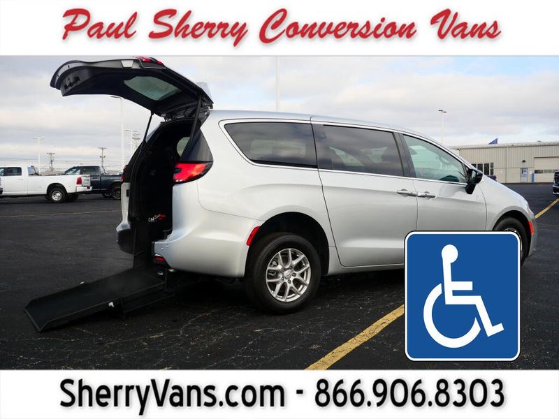 New 2026 Chrysler Pacifica Select