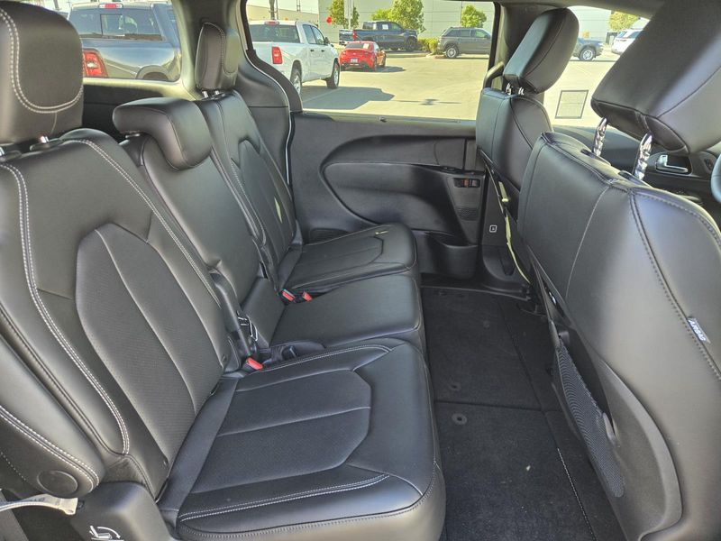 New 2026 Chrysler Pacifica Select