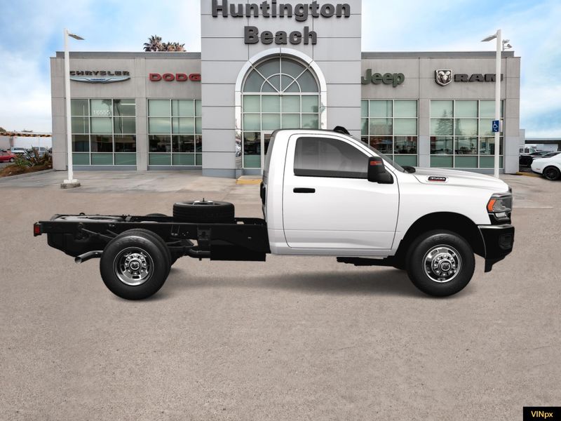 2023 RAM 3500 Chassis Cab Tradesman/SLTImage 7