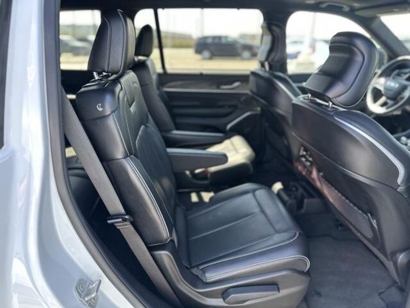 Used 2024 Jeep Grand Cherokee L OverlandImage 12