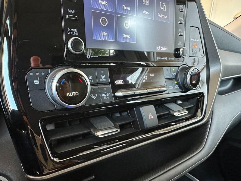2021 Toyota Highlander XLE photo 6