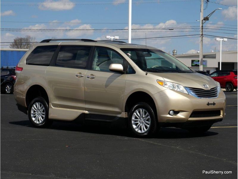 2014 Toyota Sienna XLEImage 18