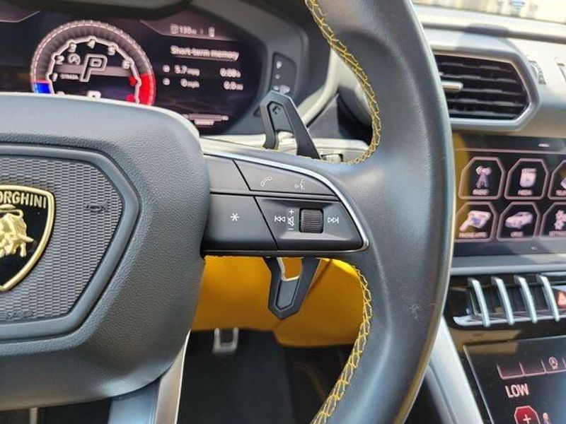 2019 Lamborghini Urus photo 21