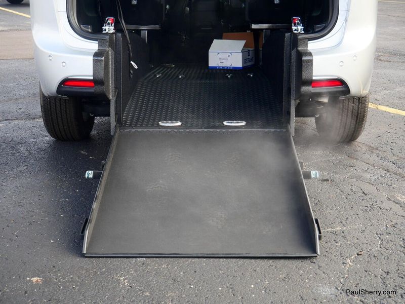 New 2026 Chrysler Pacifica Select