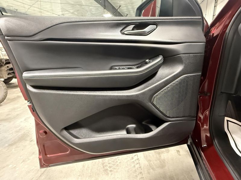 Used 2024 Jeep Grand Cherokee L LaredoImage 24