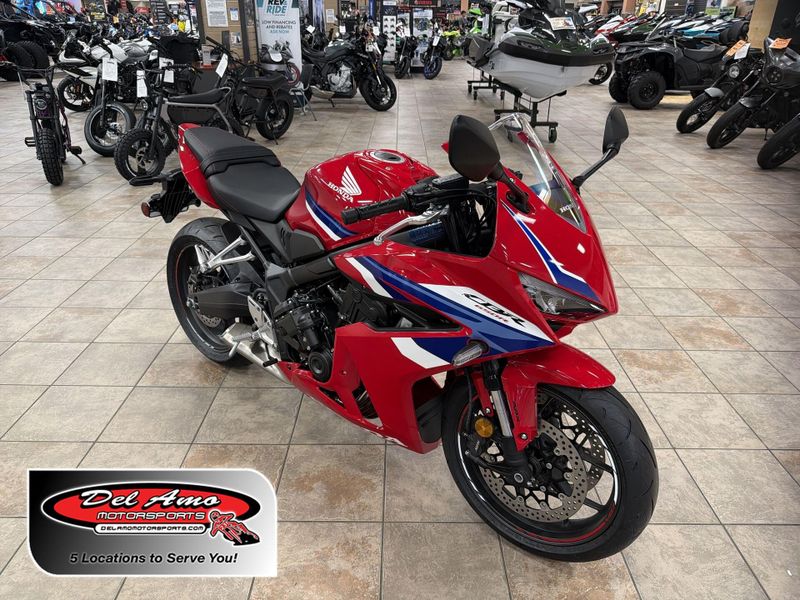 New 2026 Honda CBR650R E-CLUTCH Image 1