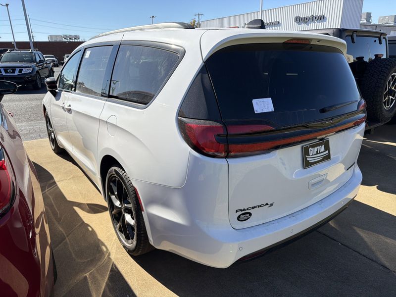 New 2026 Chrysler Pacifica LimitedImage 9