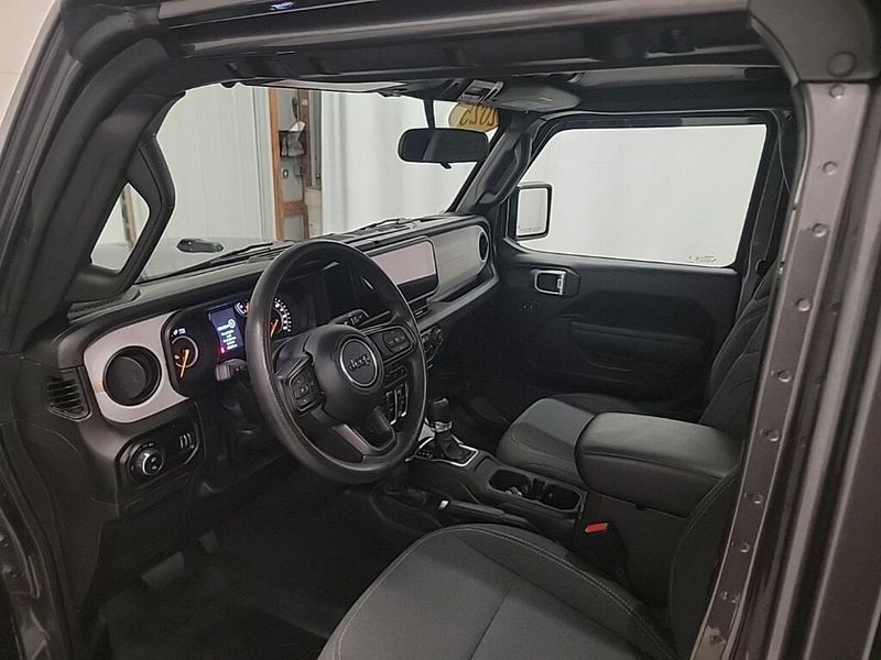 2025 Jeep Gladiator Sport photo 12