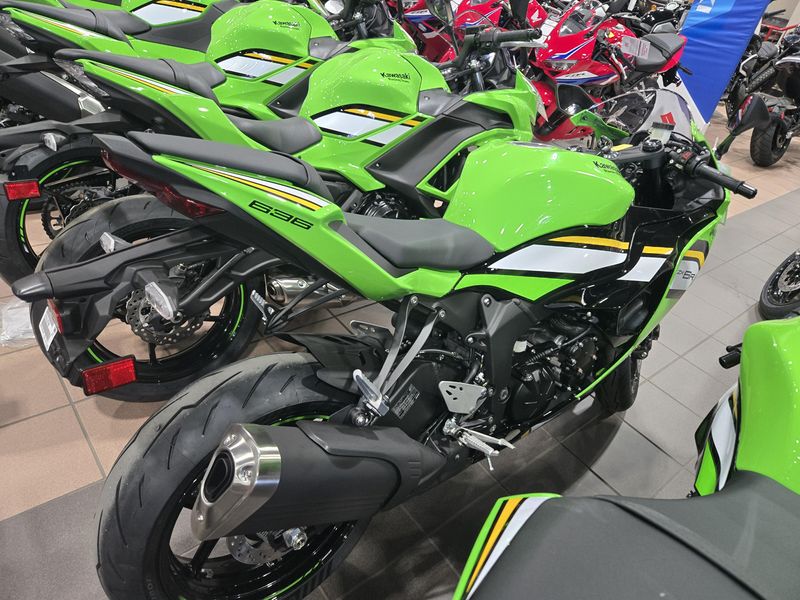 2025 Kawasaki NINJA ZX6R KRT EDITION ABS LIME GREEN AND EBONY AND PEARL BLIZZARD WHITEImage 5