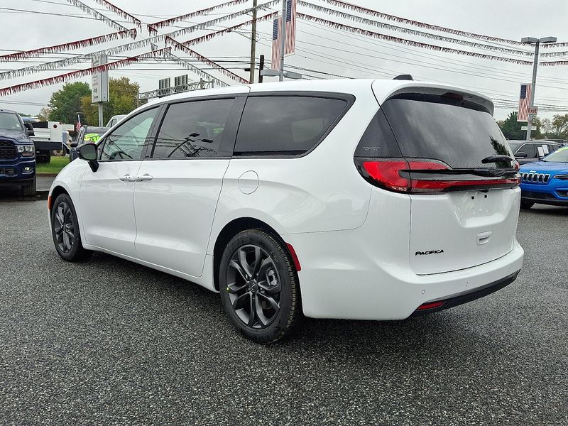 2026 Chrysler Pacifica photo 2